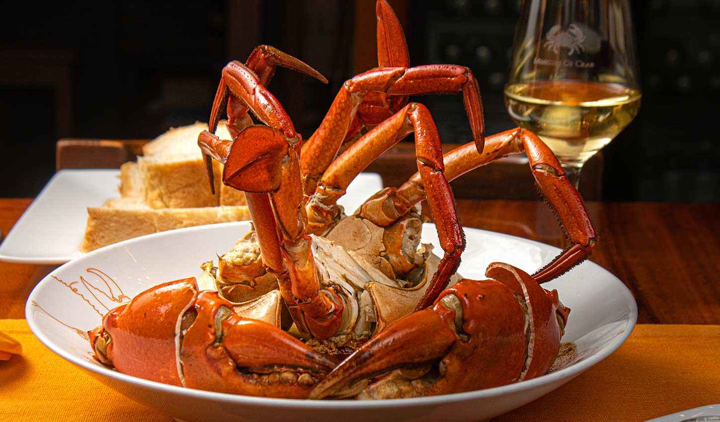 Whole chili crab served with toasted bread and white wine
